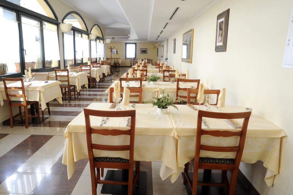 Albergo Ristorante Quadrifoglio Urgnano Exterior foto